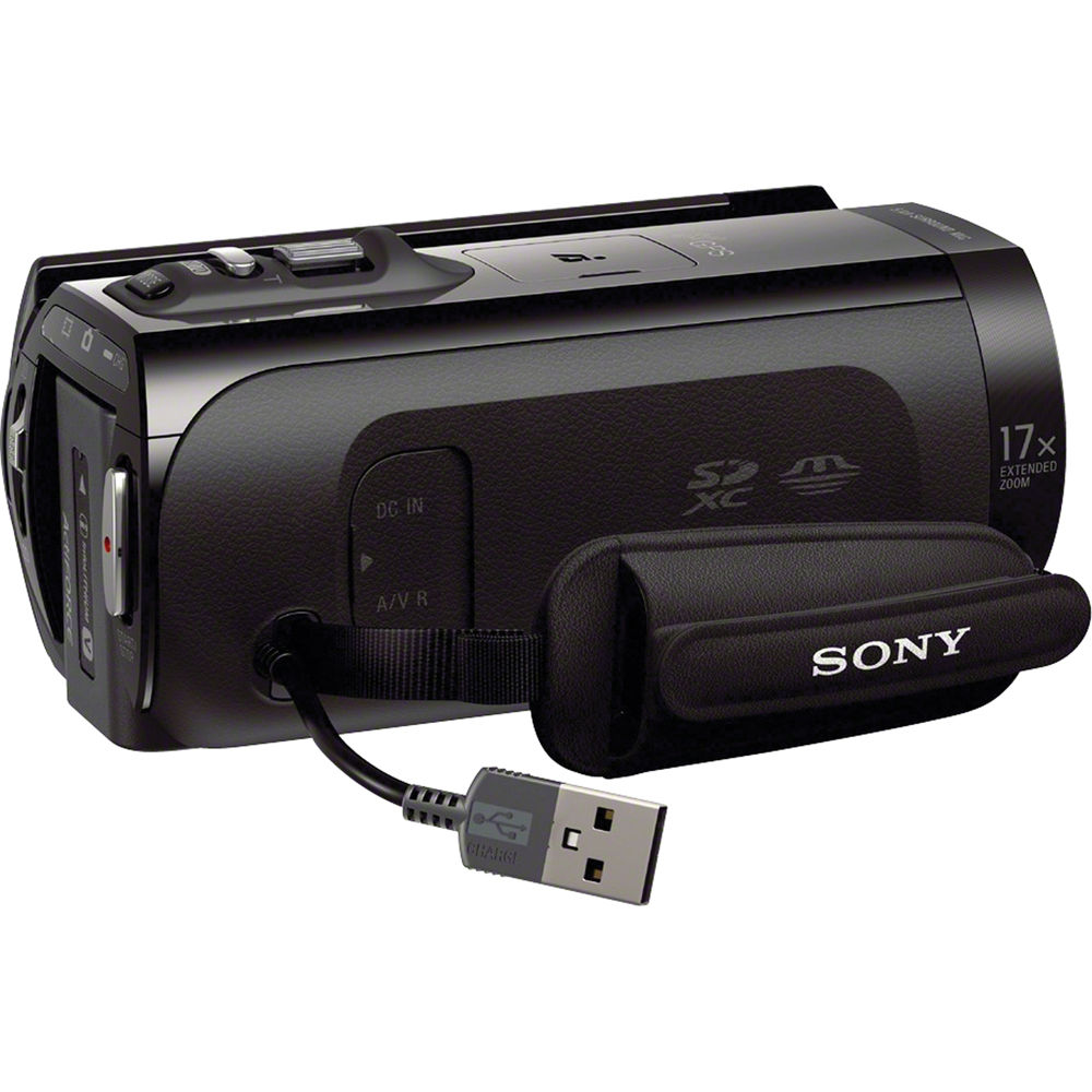 Videocámara Sony Handycam negra con zoom 17x, con cable USB de carga conectado.