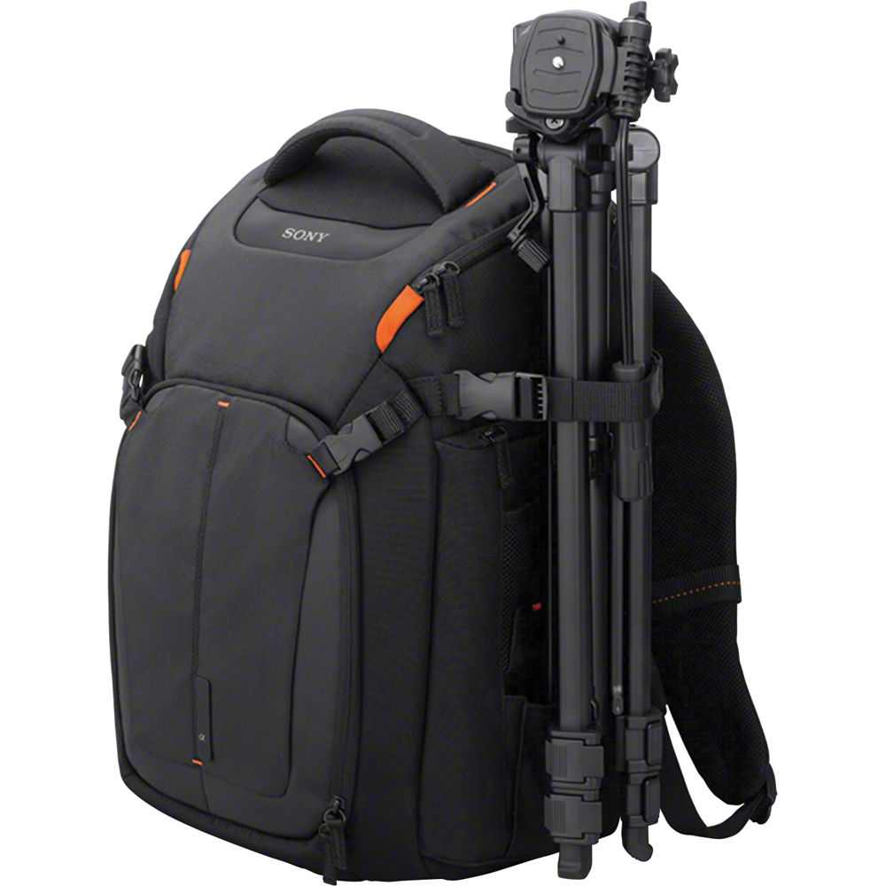 Mochila negra Sony para cámara y portátil 15", con trípode sujeto, ideal para fotografía.