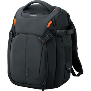 Mochila Sony Alpha negra para cámara y portátil, con detalles naranjas y compartimentos.