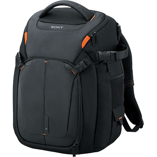 Mochila Sony Alpha negra para cámara y portátil, con detalles naranjas y compartimentos.