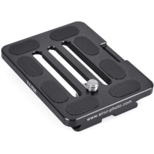 Placa de liberación rápida Sirui TY-70X de aluminio negra con tornillo y gomas antideslizantes.