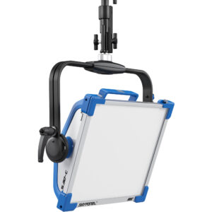 Luz LED ARRI SkyPanel S30-C azul y plateada, con soporte colgante.