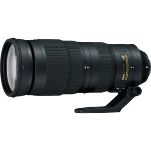 Lente Nikon AF-S 200-500mm f/5.6E ED VR, negro, con soporte para trípode y anillos texturizados.