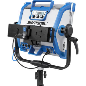 Placa de batería dual ARRI con montaje en V para luces LED SkyPanel S30, azul y blanca, con conectores XLR.