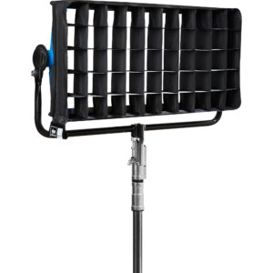 Grid de 40 de ARRI DoPchoice SnapGrid, accesorio negro con celdas para SkyPanel S60, montado en soporte.