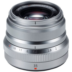Lente FUJIFILM XF 35mm f/2 R WR plateado, con anillo de apertura y marcas de distancia focal, ideal para fotografía.