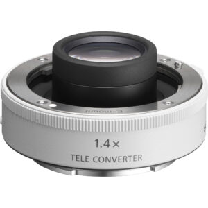 Teleconvertidor Sony FE 1.4x blanco con detalles metálicos y lente visible.