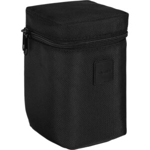 Estuche negro de lente Sigma acolchado con cremallera y logo visible.