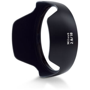 Parasol negro ZEISS Milvus 18mm f/2.8, protege lente de brillos.