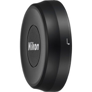Tapa frontal deslizable Nikon LC-K101 negra para lentes, con logo de marca y marca de alineación.
