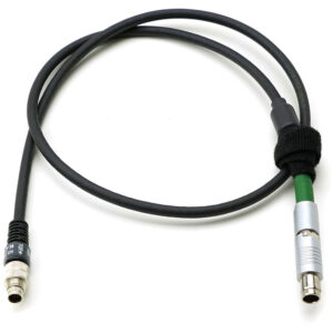 Cable ARRI negro de motor a controlador CLM-4 con conectores plateados y verdes.