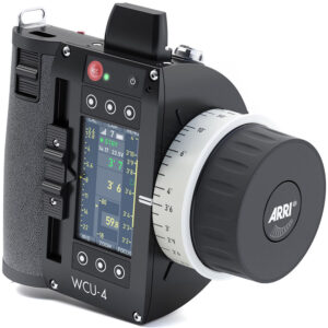Control ARRI WCU-4 para cámara, unidad compacta negra con pantalla táctil y dial de enfoque detallado.