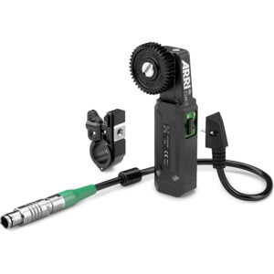 Motor ARRI CLM-5 con engranaje 0.8 MOD, soporte de montaje y cable de conexión verde.