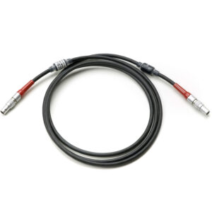 Cable ARRI LBUS negro de 5 pies con conectores circulares plateados y protectores rojos en los extremos.