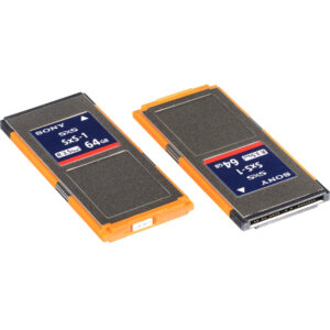 Dos tarjetas de memoria Sony SxS-1 de 64 GB con carcasa naranja y detalles de circuito dorado.