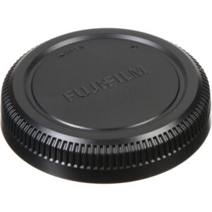 Tapa trasera de lente FUJIFILM negra con texto "FUJIFILM" en relieve y marca de "OPEN".