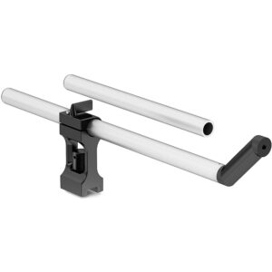 Adaptador de cabezal Sachtler con barras de soporte para equipo de video profesional.