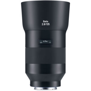 Lente ZEISS Batis 135mm f/2.8 negro para Sony E, con pantalla OLED que muestra distancia de enfoque.