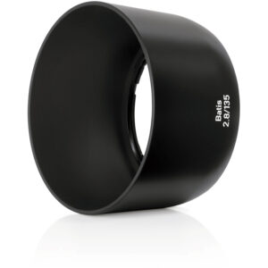 Parasol negro para objetivo ZEISS Batis 135 mm f/2.8, con marca y especificaciones visibles.