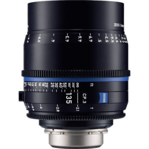 Lente ZEISS CP.3 135mm T2.1, negra, con marcas de distancia en pies y números blancos.