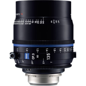 Lente ZEISS CP.3 XD 135mm T2.1 en negro, con anillos de enfoque y diafragma marcados en blanco y azul.