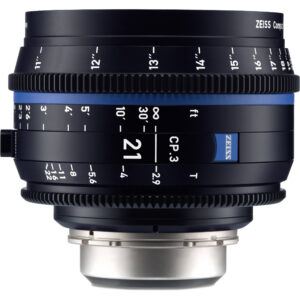 Lente ZEISS CP.3 21mm T2.9 compacta, negro, con escalas de enfoque en pies y aperturas.