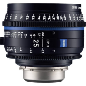 Lente prime compacta ZEISS CP.3 25mm T2.1 con marcas de enfoque y apertura en pies.