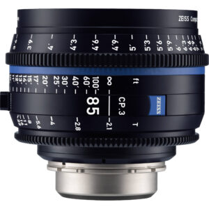 Lente ZEISS CP.3 85mm T2.1 negra con escalas de enfoque en pies y marcas de diafragma en montaje PL.