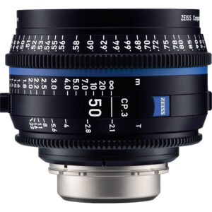 Lente prime ZEISS CP.3 50mm T2.1 con marcas de enfoque en pies y abertura en la montura PL.