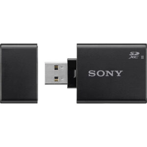 Lector tarjetas Sony SD UHS-II negro, con adaptador USB.