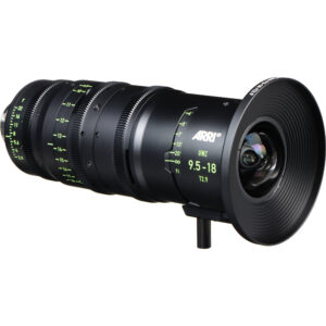 Lente ARRI UWZ 9.5-18mm T2.9 PL. Zoom ultra gran angular negro para cine con marcas de enfoque en pies.