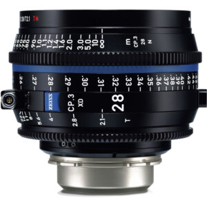 Lente ZEISS CP.3 XD 28mm T2.1 negro con marcas de enfoque y apertura en pies.
