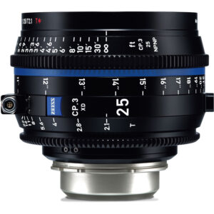 Lente prime ZEISS CP.3 XD 25mm T2.1 negra, compacta, con anillo azul y marcas de enfoque en pies.