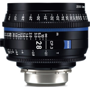 Lente ZEISS CP.3 28mm T2.1 negra con anillo azul, marcas de enfoque en pies y escala de apertura.