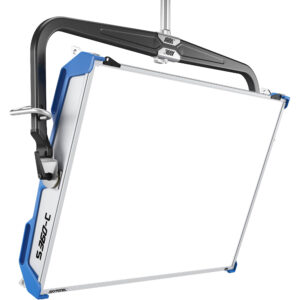 Luz suave LED ARRI SkyPanel S360-C azul/plata, con estructura de carbono y asa.