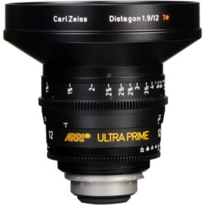 Lente ARRI Ultra Prime 12mm T2.0 F negro con escala en pies y marca Carl Zeiss Distagon.