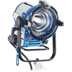 Cabezal ARRI M8 HMI azul con reflector detallado, mango de ajuste y cable azul, visto en ángulo.