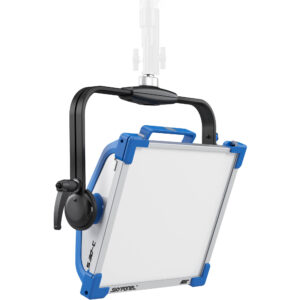 Luz LED ARRI SkyPanel S30-C azul y plateada, con soporte y panel difusor.