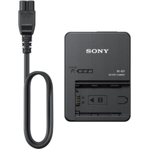 Cargador Sony BC-QZ1 negro, compacto, con cable de corriente.