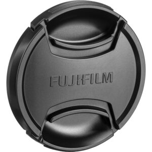 Tapa de lente FUJIFILM negra para objetivos de 43 mm, vista frontal en ángulo con logo grabado.