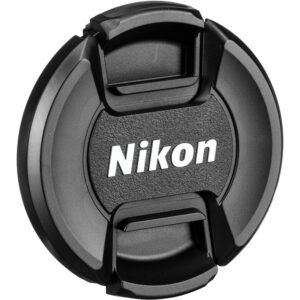 Tapa de lente a presión Nikon LC-55A negra con logo blanco.