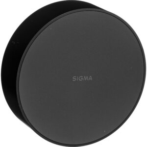 Tapa de lente frontal negra metálica Sigma para 20 mm f/1.4, con logo en relieve.