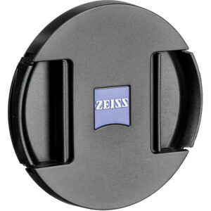 Tapa de lente frontal negra ZEISS de 82 mm texturizada, con logo azul.
