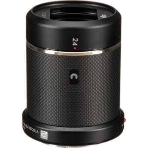 Lente DJI 24mm f/2.8 ASPH LS con cuerpo de fibra de carbono texturizada y detalles plateados.