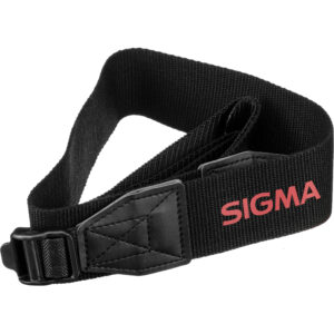 Correa negra para collar de lente Sigma con logo rojo y hebilla ajustable.