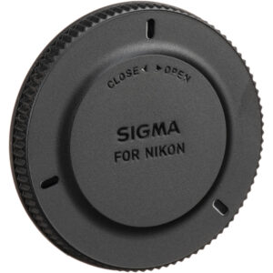 Tapa de cuerpo Sigma para montura Nikon F negra, con indicadores de cierre.