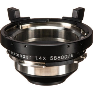 Extensor de lente ARRI Alura 1.4x plateado y negro, con texto grabados, para lentes de cine.