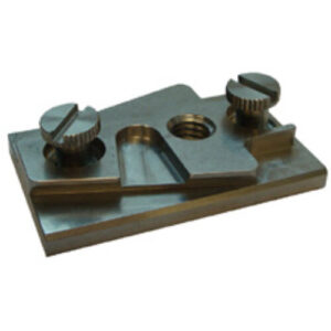 Adaptador de cuña ARRI WA-1 metálico con dos tornillos moleteados ajustables.