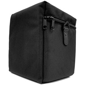 Estuche negro acolchado para lente Sigma 135mm f/1.8, con cremallera y detalle de cuero.