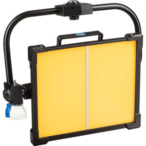 Luz LED ARRI SkyPanel S30-RP, panel amarillo con marco negro y soporte ajustable, detalle en blanco y azul.